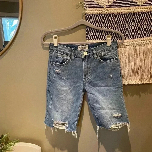WE THE FREE JEAN DISTRESSED SHORTS CAPRIS 24 - Picture 1 of 3